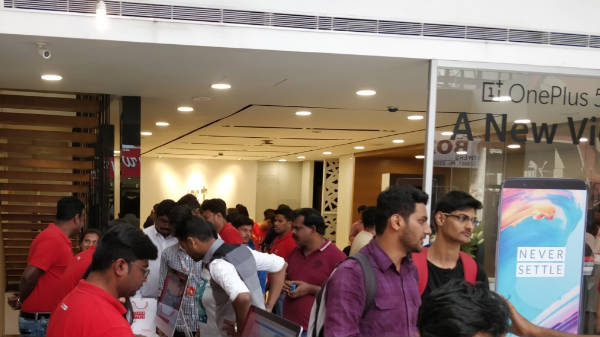 వినియోగదారులను ఆకట్టుకువడానికి..