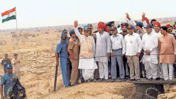 తరువాత ప్రధానిగా వచ్చిన వాజ్‌పేయి..
