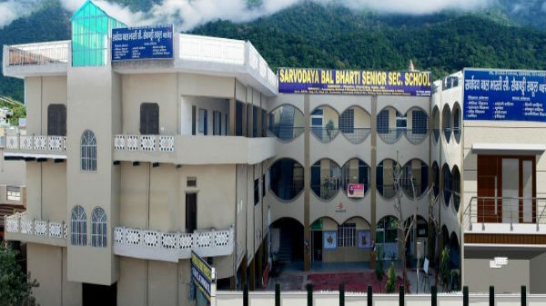 సర్వోదయ సీనియర్ సెకండరీ స్కూల్ లో చదువుతున్నారు.... 