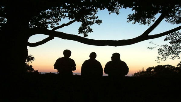 ముగ్గురు  మిత్రులు కలిసి వెళ్లారు.....