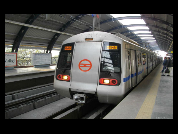 ఢిల్లీ మెట్రో రైళ్లలో బూతు భాగోతాల దుమారం!