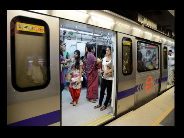 ఢిల్లీ మెట్రో రైళ్లలో బూతు భాగోతాల దుమారం!