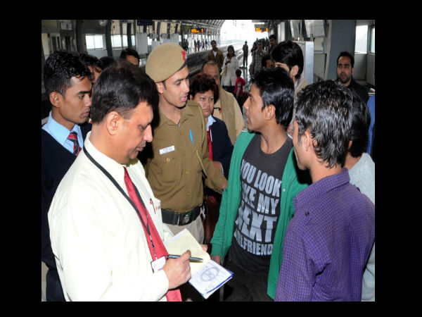 ఢిల్లీ మెట్రో రైళ్లలో బూతు భాగోతాల దుమారం!