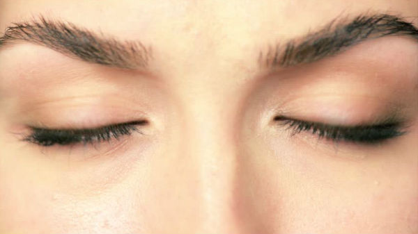 రెండు సెకన్లకొకసారి కళ్లను బ్లింక్ చేస్తుండాలి.. 