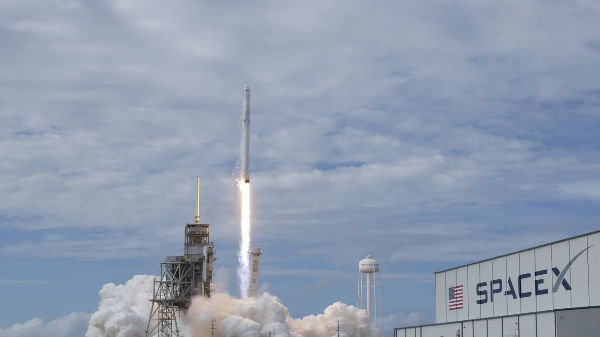 మొట్టమొదటి కమర్షియల్ రాకెట్‌..