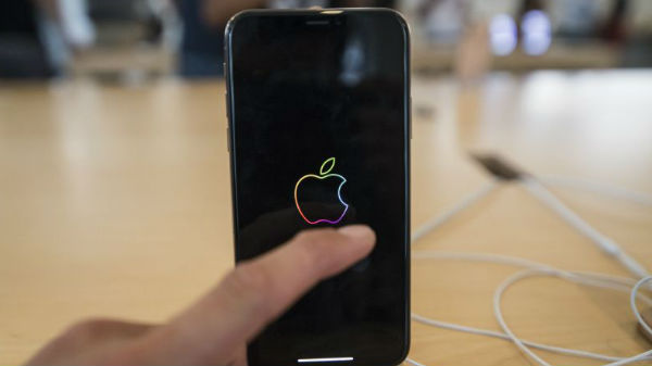 బ్లాక్ రంగులోని ఐఫోన్ ఆకారంలో..