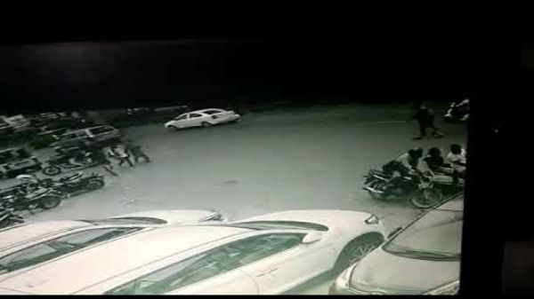 హ్యుండై కారు షోరూంలో పనిచేసే సెక్యూరిటీ గార్డులు.... 