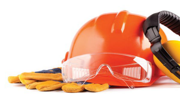 సేఫ్టీ పరికరాలు ధరించకుండా అనిల్.... 