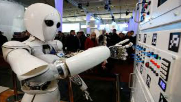 మనుషుల స్థానంలో రోబోట్స్..