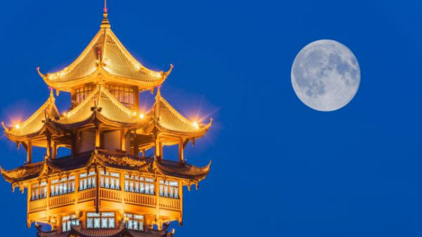 ఈ కృత్రిమ చంద్రుల ప్రయోగాన్ని పలువురు విమర్శిస్తున్నారు..... 