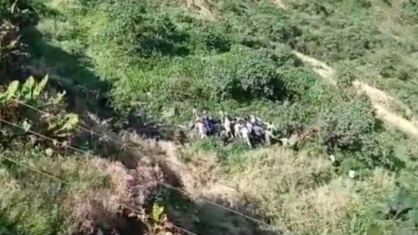 ఎత్తైన ప్రదేశంలో నిలబడిన ఓ 35 ఏళ్ల వ్యక్తి.... 