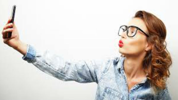 సెల్ఫీ ఎక్కువగా తీసుకుంటున్నారా అయితే మీరు ఇది తెలుసుకోవాల్సిందే..