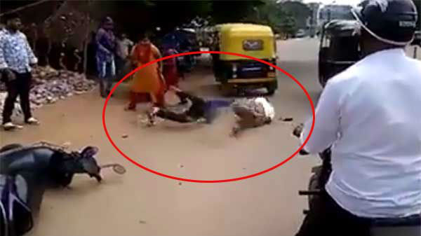 మరో పోలీసును కిందపడేసి కొట్టాడు... 