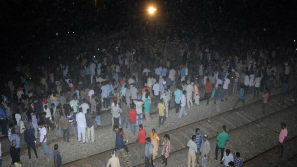  ప్రజలు సెల్ఫీలు తీసుకుంటూ రైలు వస్తుందన్న విషయాన్ని గమనించలేదు.... 