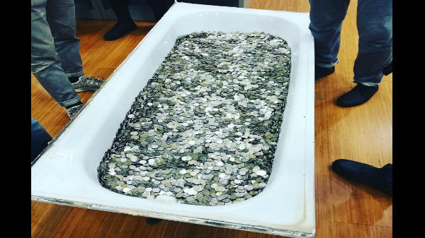 ఆ బాత్‌టబ్‌ బరువు 350 కేజీలకు చేరింది....