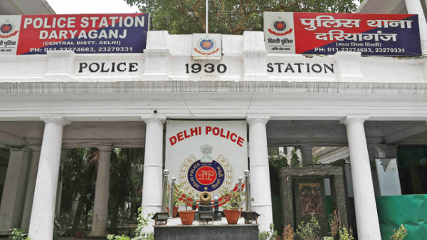 షాకైన కరీం వెంటనే పోలీస్ స్టేషన్‌కు వెళ్లాడు.... 