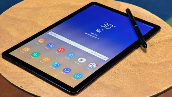  మూడు స్క్రీన్ల ట్యాబ్లెట్ మీద వర్క్ చేస్తోంది....