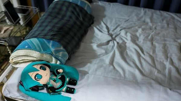 Mr. Kondo సాధారణ అమ్మాయిని వివాహం చేసుకున్న విధంగా ఫీల్ అవుతుంటాడు... 