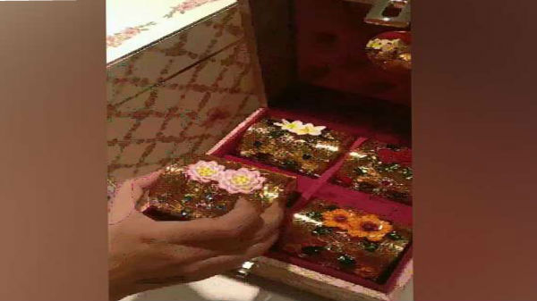 ఒక బాక్సులో వధువు వరుడు పేర్లను ఉంచి పూలతో అందంగా డెకరేట్ చేశారు...