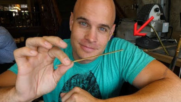 యూట్యూబ్ లో ఫోన్ల మీద ప్రయోగాలు చేసే  JerryRigEverything's lab..