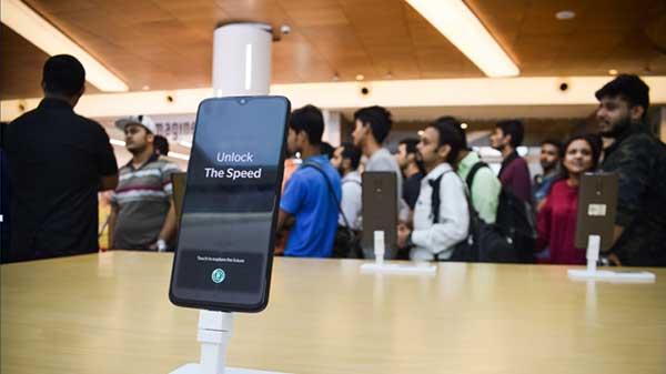 ఇన్-స్క్రీన్  ఫింగర్ ప్రింట్ సెన్సార్‌తో..