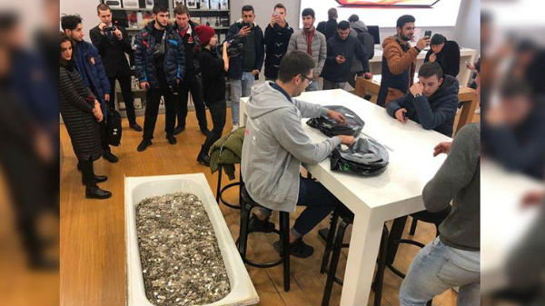 ఆ కాయిన్స్ ఇచ్చి ఐఫోన్ ఎక్స్ఎస్ సొంతం చేసుకున్నాడు...