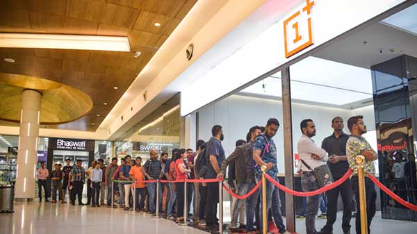 భారీ క్యూలైన్లు కనిపించాయి...