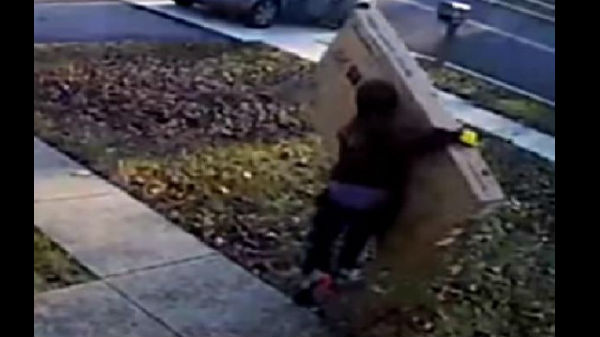 టీవీ ప్యాకేజీను తన కార్ దగ్గరకు.... 