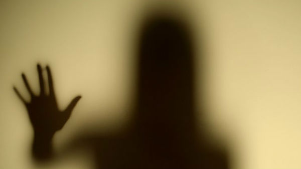 ఫోన్ లాక్కొని అతడి  భార్యకు వీడియోకాల్ చేశారు....