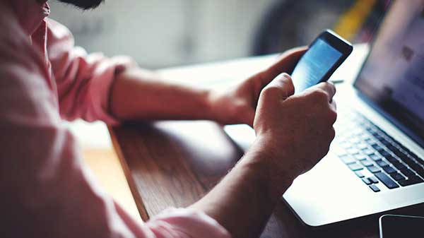 యూజర్ ఫోన్ లో తనకు తెలియకుండానే మాల్వేర్‌ ఇన్‌స్టాల్ అయి పోతుంది