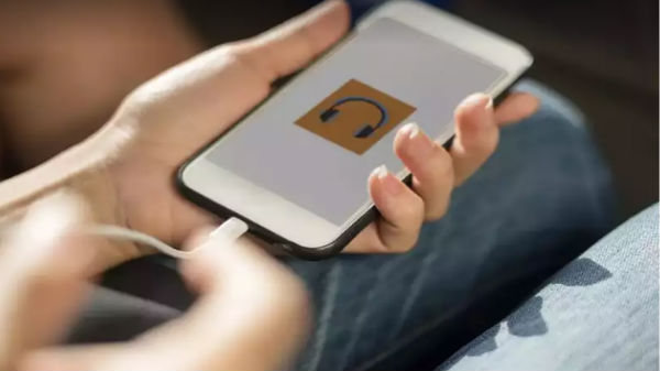 చార్జ్ పెట్టేటప్పుడు ఫోన్ చుట్టు  పక్కల... 