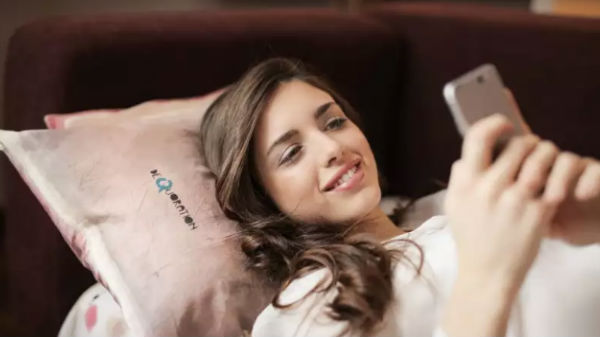 మొబైల్ ఫోన్ ను దిండు కింద... 