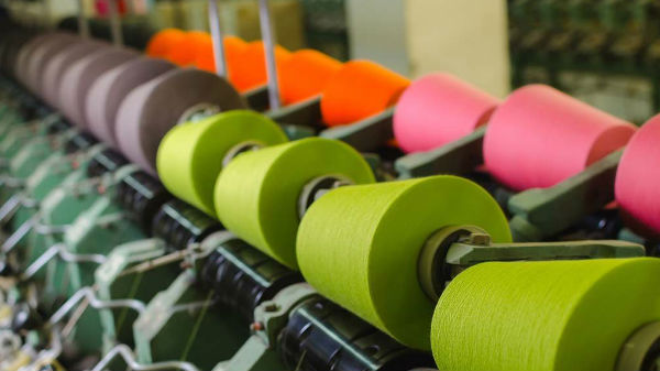 ముంబైకి చెందిన షా టెక్స్‌టైల్ బిజినెస్ చేస్తుంటాడు....