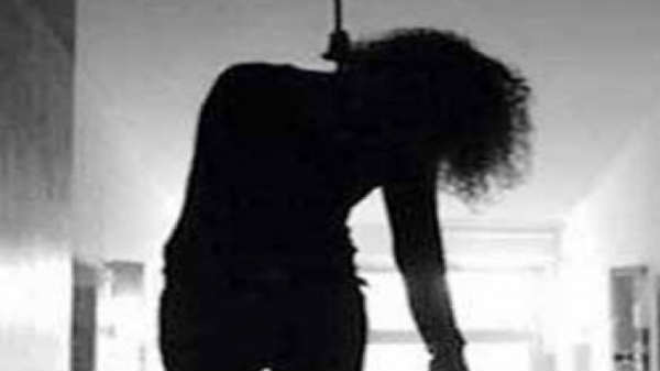  బాత్రూం లో ఉన్న సీలింగ్ కు ఉరి వేసుకొని ఉంది....