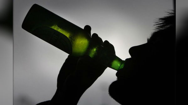 ముగ్గురు ఇంట్లోనే  మద్యం సేవించారు