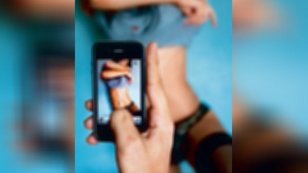  నగ్న చిత్రాలను  ఫేస్‌బుక్ మేసేంజర్ ద్వారా... 