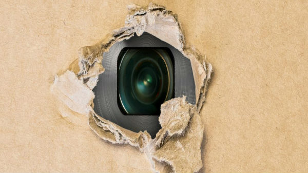 లాడ్జి మేనేజ్మెంట్ ను పోలీసులు నిలదీస్తే  