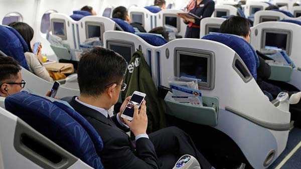 విమాన ప్రయాణంలో..