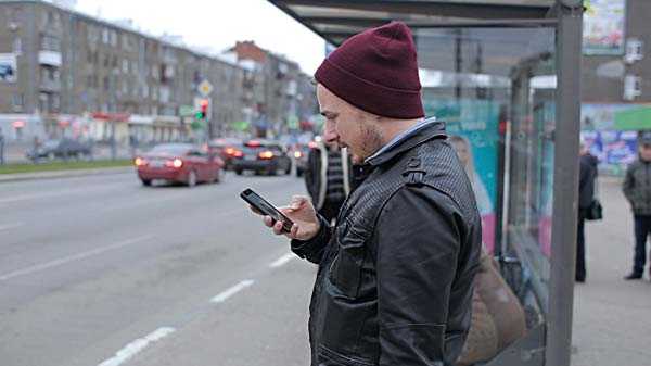 బస్ కోసం వేచి చూస్తున్న సమయంలో