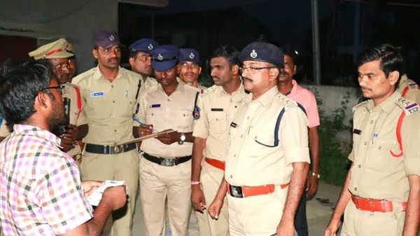 పోలీసుల కథనం ప్రకారం