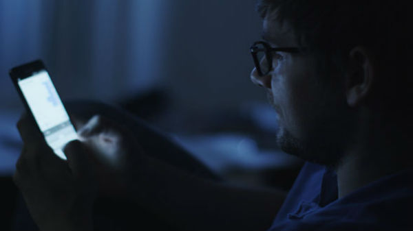  స్మార్ట్‌ఫోన్ వాడకం కంటికి ముప్పును ఎలా తెస్తుందో చూడండి ?