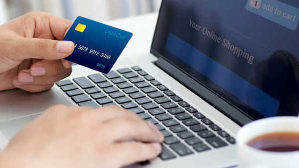 లక్ష కోట్లు దాటిన లావాదేవీలు, కార్డులపై తగ్గిన మోజు