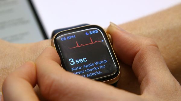 Apple Watch Series 4 helps a doctor to save a life in a restaurant