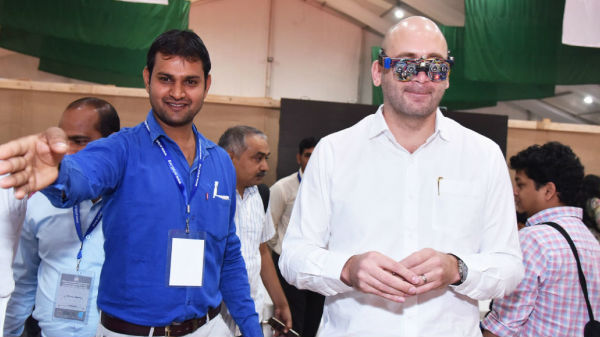 1) ‘దృష్టి లోపం ఉన్నవారి కోసం కళ్లఅద్దాలు(గాగుల్స్)’: