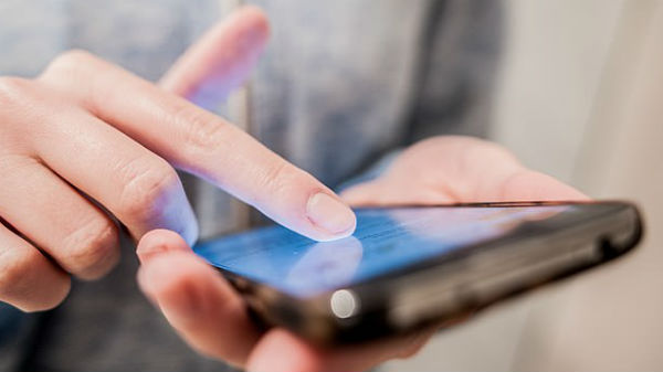 స్మార్ట్ ఫోన్ ముచ్చట్ల గొడవలో పడి 