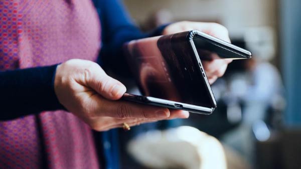 దూరంగా మొబైల్ దిగ్గజాలు 