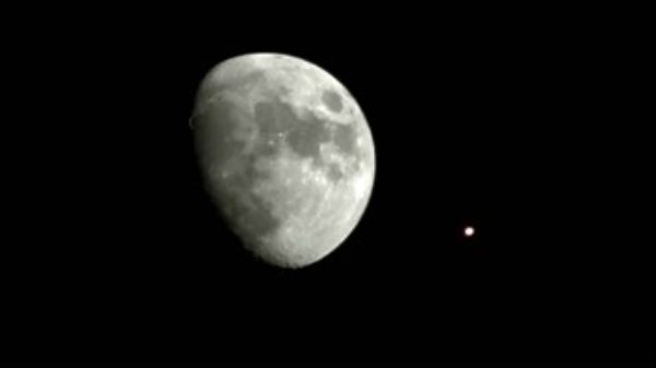 ఆకాశం చీకటిగా 