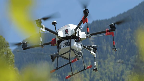 ఒక డ్రోన్ 20 కిలోమీటర్ల దూరాన్ని