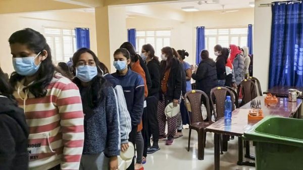 నిరాశ్రయులైన వారికి భోజనం