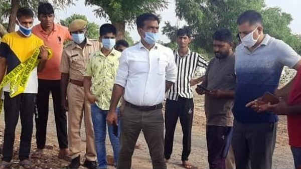 స్థానిక మేజిస్ట్రేట్ మరియు పోలీస్ అధికారులు 